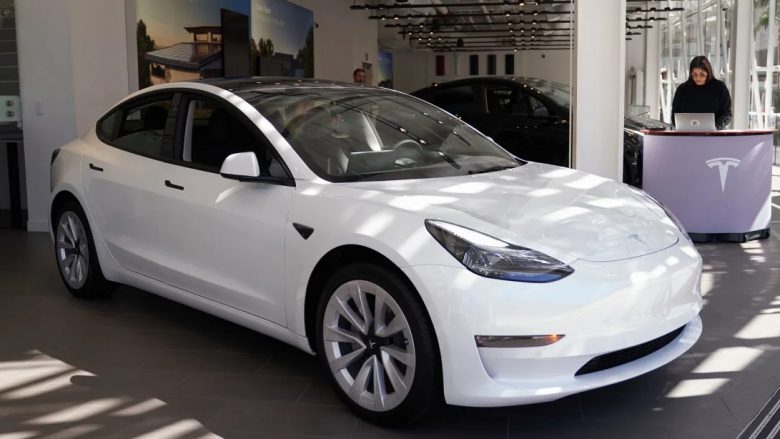 Tesla “tërheq” pothuajse të gjitha 2 milionë automjetet e saj në rrugët e SHBA-së