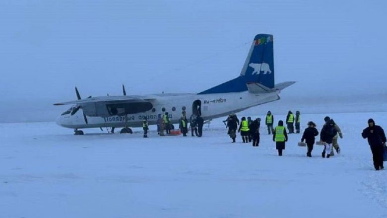 Aeroplani rus me pasagjerë aterron gabimisht në një lumë të ngrirë