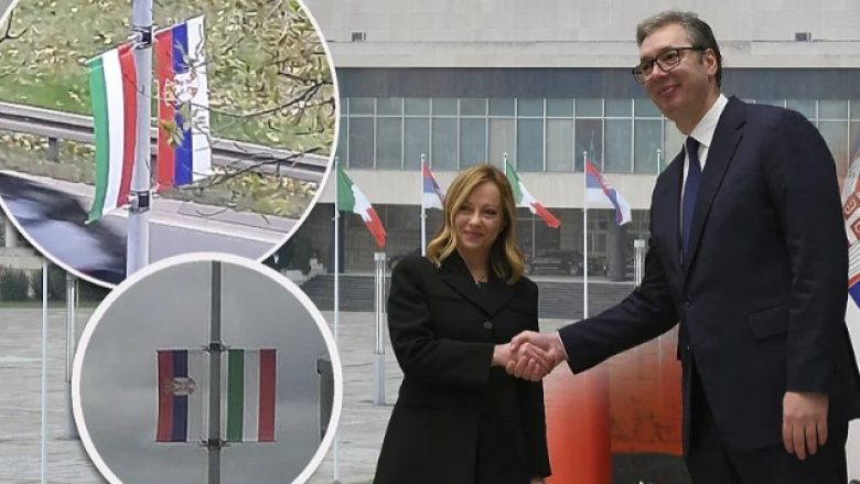Kryeministrja italiane në Beograd, serbët bënë një “ngatërrim” me flamujt e vendosur nëpër qytet