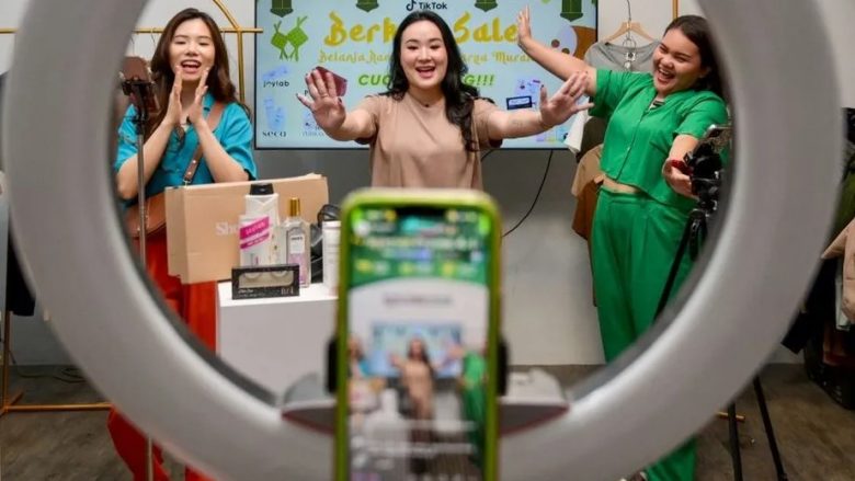 TikTok njofton një marrëveshje prej 1.5 miliard dollarësh për të rifilluar “dyqanin online” në Indonezi
