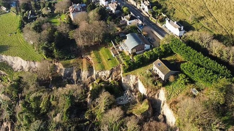Dikush e përshkroi si një ‘zonë lufte’: Rrëshqitja e madhe e dheut detyroi evakuimin e 20 shtëpive në një ishull të Anglisë