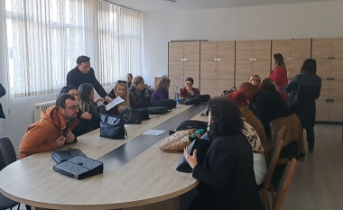 Protestojnë profesorët e gjimnazit “Kiril Pejçinoviq” në Tetovë, kërkojnë rrogat e nëntorit