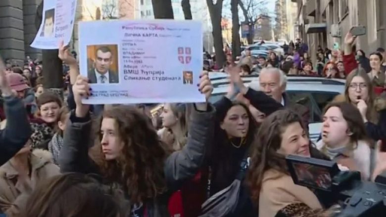 Vazhdojnë tensionet në Beograd – studentët njoftojnë bllokimin e rrugëve, iu bashkohen edhe kolegë nga Novi Sadi