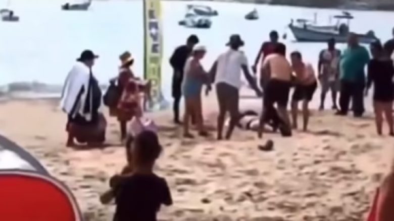 Ngjarja që tmerroi të pranishmit në një plazh të Meksikës: Tentoi të shpëtonte vajzën e saj pesëvjeçare, një nënë gjeti vdekjen pasi u sulmua nga peshkaqeni