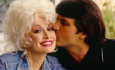 Janë të martuar që 57 vjet – Dolly Parton mohon të ketë tradhtuar ndonjëherë bashkëshortin