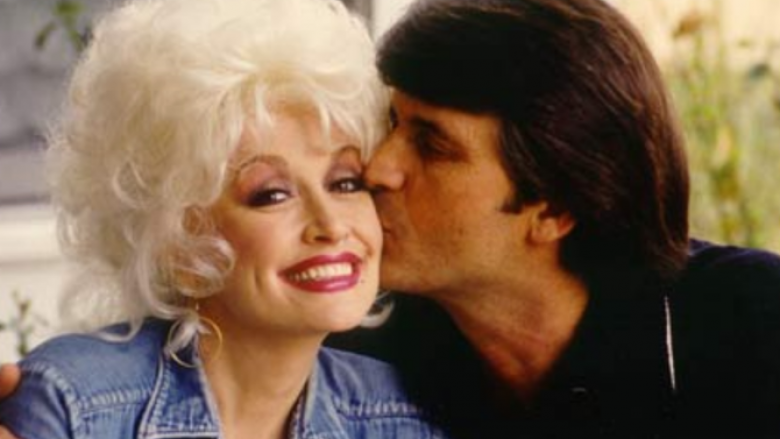 Janë të martuar që 57 vjet – Dolly Parton mohon të ketë tradhtuar ndonjëherë bashkëshortin
