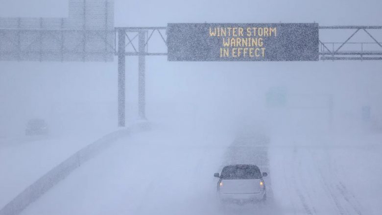 Një paralajmërim për stuhi dimërore është lëshuar për tetë shtete amerikane