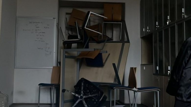 Një student ka publikuar një foto nga klasa ku ishte fshehur gjatë sulmit me armë në një universitet në Pragë të Çekisë
