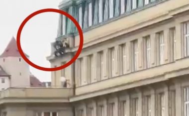 Pamjet dramatike tregojnë njerëzit duke kërcyer nga parvazi i ndërtesës së një universiteti në Pragë