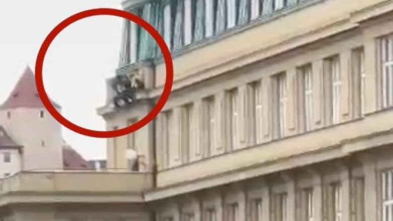Pamjet dramatike tregojnë njerëzit duke kërcyer nga parvazi i ndërtesës së një universiteti në Pragë