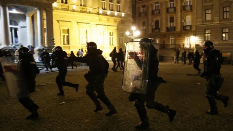 Opozita akuzon Vuçiqin se ka dërguar huliganë në protesta për të nxitur reagimin e policisë
