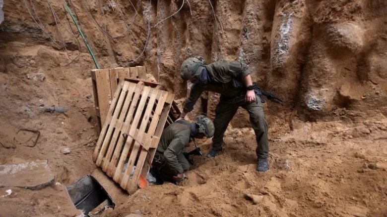 Izraeli thotë se ka zbuluar 800 “boshte” drejt tuneleve të Hamasit poshtë Gazës