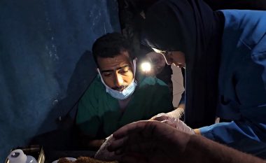“Jemi mësuar me të tilla": Rrëfimi i mjekëve në një spital të Gazës që punojnë ndërsa dëgjojnë dhjetëra sulme ajrore në ditë