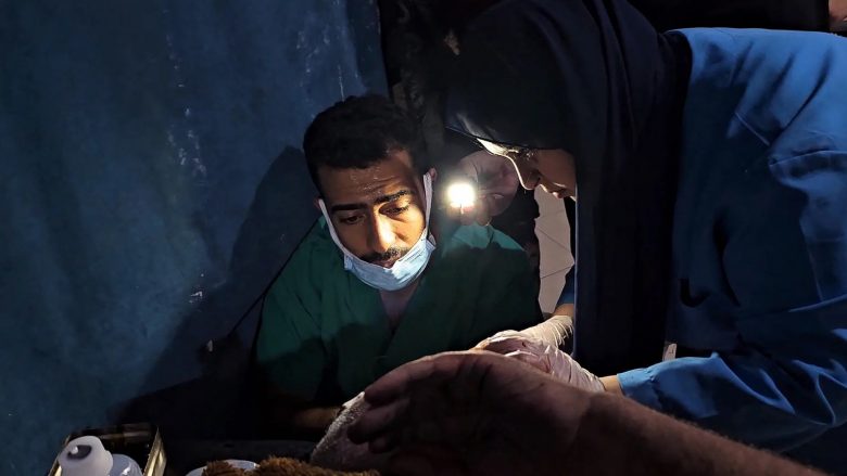 “Jemi mësuar me të tilla”: Rrëfimi i mjekëve në një spital të Gazës që punojnë ndërsa dëgjojnë dhjetëra sulme ajrore në ditë