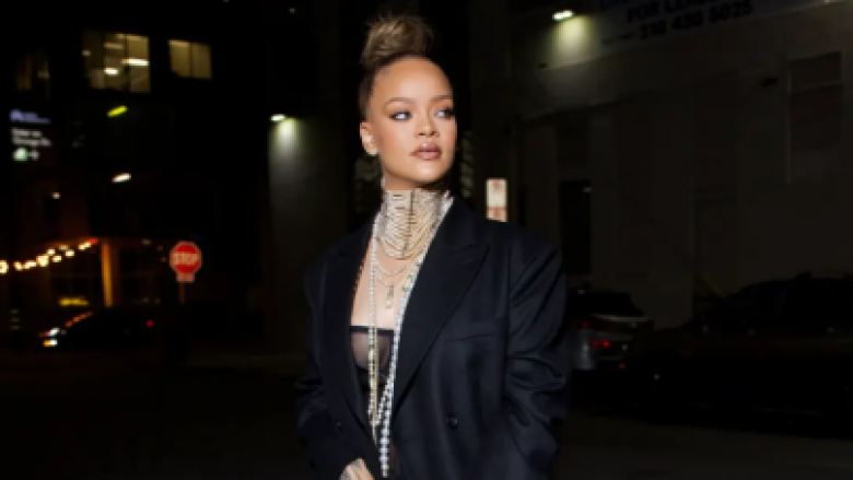 Rihanna merr vëmendje gjatë një dalje në Los Angeles teksa kombinon veshjen me qafore perlash