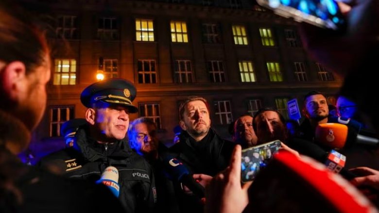 Policia thotë se numri i të vdekurve është 14 – detaje të tjera rreth të shtënave me armë në Pragë të Çekisë