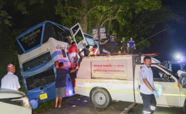 Katërmbëdhjetë të vdekur pasi një autobus dykatësh doli nga rruga dhe u përplas me një pemë në Tajlandë