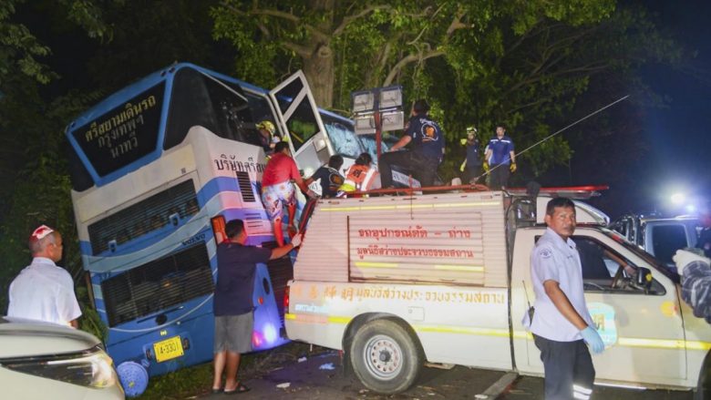 Katërmbëdhjetë të vdekur pasi një autobus dykatësh doli nga rruga dhe u përplas me një pemë në Tajlandë