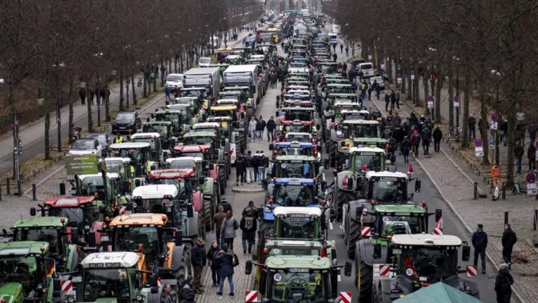 Të zemëruar me një vendim të fundit, fermerët gjermanë ngasin traktorët e tyre në Berlin