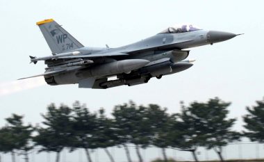 Piloti amerikan hidhet në mënyrë të sigurt përpara se aeroplani i tij luftarak të rrëzohet në det pranë Koresë së Jugut