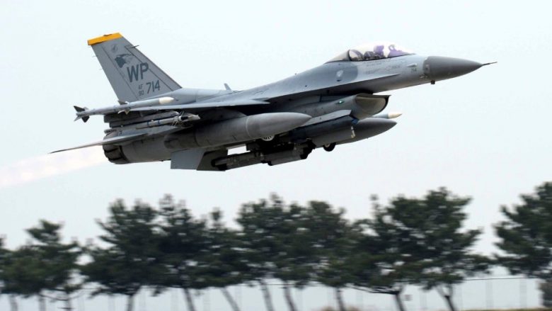 Piloti amerikan hidhet në mënyrë të sigurt përpara se aeroplani i tij luftarak të rrëzohet në det pranë Koresë së Jugut