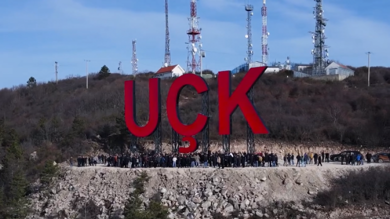 Përurohet obelisku me shkronjat UÇK në Mitrovicë