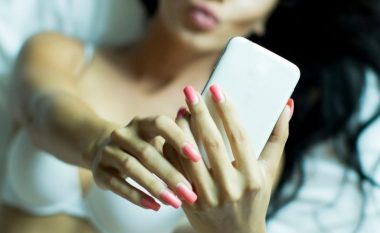 Rregulla themelore për seks nëpërmjet telefonit: Ja çka duhet patjetër të bëni