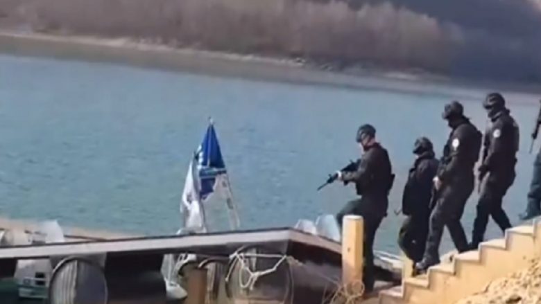 ​Njesia Speciale e Policisë Kufitare patrullon me barka lundruese në Ujman