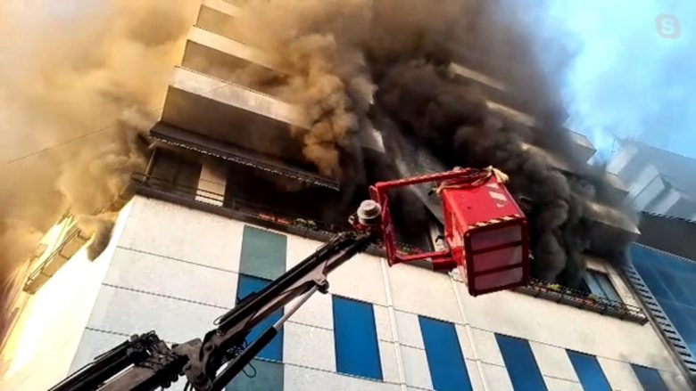 Zjarr në qendrën tregtare në Lushnje, të paktën 20 persona dërgohen në spital