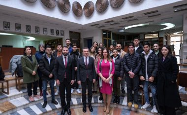 Kurti takoi 55 studentë përfitues të bursave nga komunitetet rom, ashkali dhe egjiptian