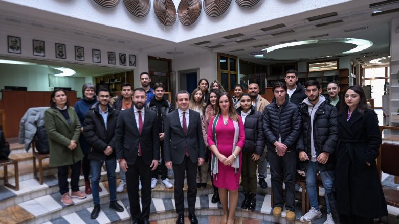 Kurti takoi 55 studentë përfitues të bursave nga komunitetet rom, ashkali dhe egjiptian