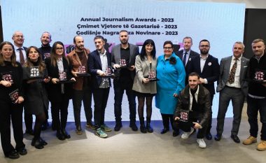 Ndahen çmimet vjetore të gazetarisë, shpërblehen 12 gazetarë të mediave në Kosovë