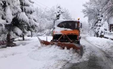 Reshje bore gjatë natës në disa akse në Shqipëri, Autoriteti Rrugor apelon drejtuesit e automjeteve që të pajisen me zinxhirë