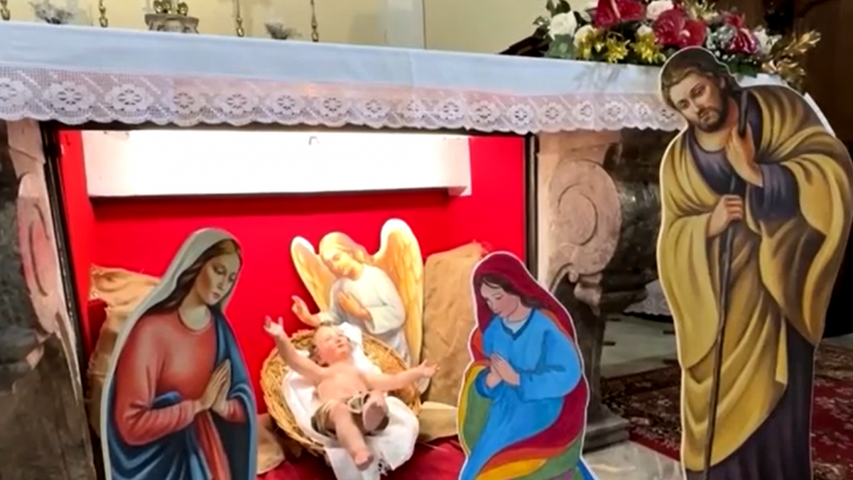 Skena e lindjes së Jezu Krishtit me dy nëna shkaktoi zemërim tek katolikët në Itali