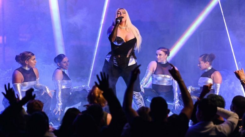 Ndërsa Rita Ora do të prezantojë programin, Bebe Rexha do të performojë në natën e ndërrimit të viteve në ‘Times Square”