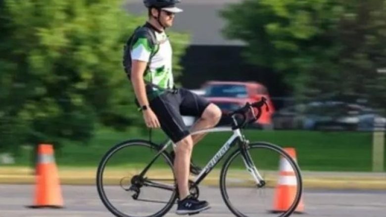 Kanadezi përshkroi 130 kilometra me biçikletën e tij dhe pa vendosur duart në timon