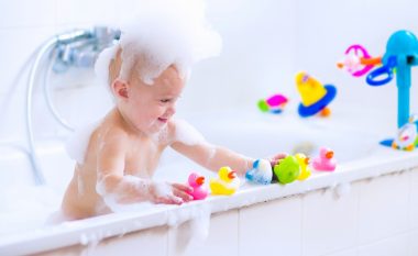 Shkencëtarët kanë studiuar dëmin e lodrave të fëmijëve të cilat i përdorin kur lahen dhe kanë mbetur të befasuar