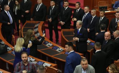 Mbështetësit e Berishës protestë para Kuvendit, tensione edhe brenda sallës