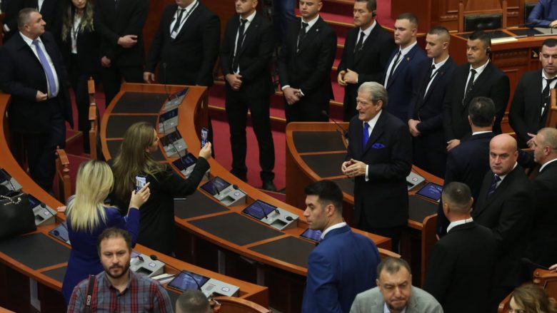 Mbështetësit e Berishës protestë para Kuvendit, tensione edhe brenda sallës