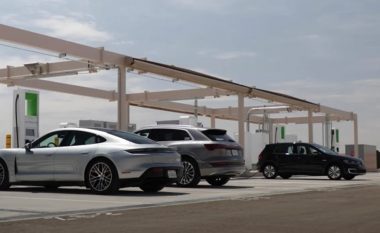 Volkswagen nuk po i ikë trendit, do të implementojë standardin e Tesla-s për mbushjen e veturave