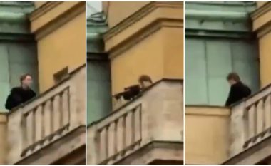 Pamje të reja të sulmit në Pragë - sulmuesi u sistemua në ballkonin e objektit me pushkën e tij të gjatë dhe qëllonte pa pushim