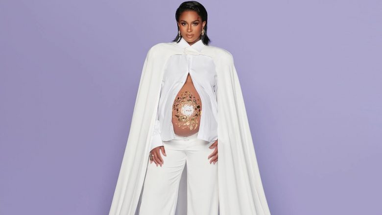 Ciara shfaqi me krenari barkun shtatzënë të zbukuruar me copa folie