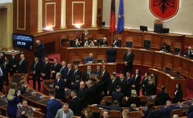 Kuvendi i Shqipërisë i heq imunitetin Sali Berishës, pritet të vendoset në arrest shtëpiak ose në burg