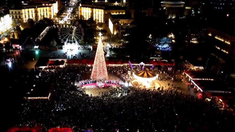 Ndizen dritat e pemës në sheshin “Skënderbej” në Tiranë