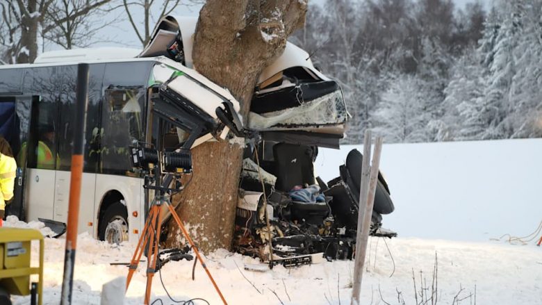 Një nxënës i vdekur, disa të lënduar – pasi një autobus shkollor godet një automjet, del nga rruga dhe përplaset me një pemë në Gjermani