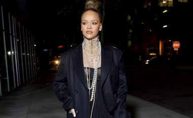 Me xhinse, atlete dhe bizhuteri perlash, Rihanna (si gjithmonë) duket yll me këtë kombinim