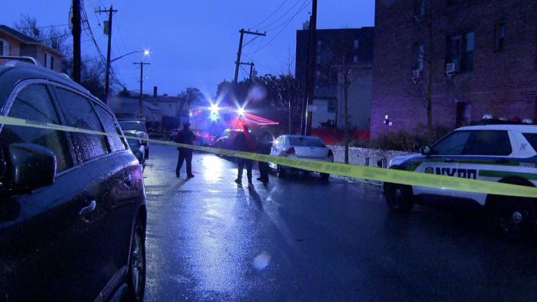 Pesë të vdekur, përfshirë të dyshuarin – pas një sulmi me thikë dhe zjarr në Queens, New York – policia jep detajet