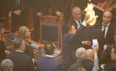 Kaos dhe tentativë zjarrvënie në Kuvendin e Shqipërisë, agjentët e Byrosë Kombëtare të Hetimit në vendngjarje