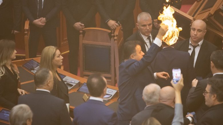 Kaos dhe tentativë zjarrvënie në Kuvendin e Shqipërisë, agjentët e Byrosë Kombëtare të Hetimit në vendngjarje
