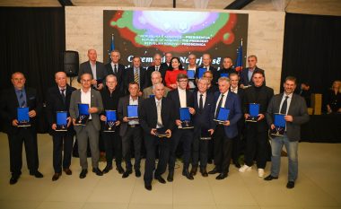 Presidentja e Kosovës, Vjosa Osmani ndanë medalje në fushën e Sportit – dekorohen gjenerata e artë e Prishtinës